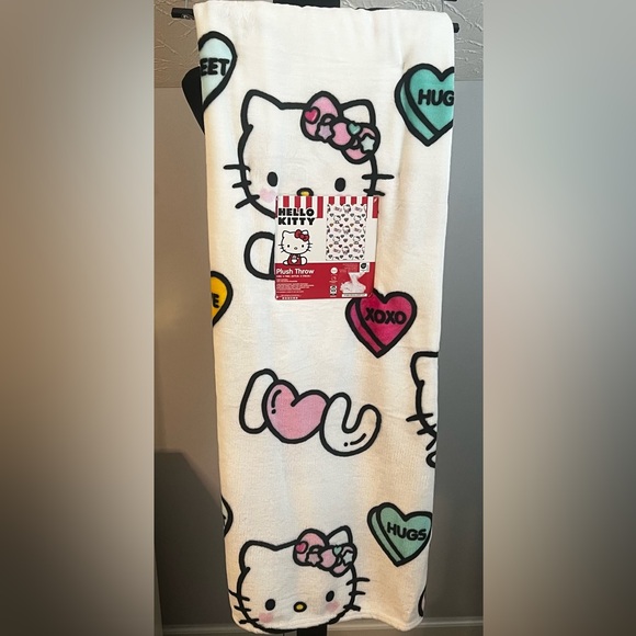 2025 Hello Kitty Valentine’s Day Plush Throw - Picture 3 of 4